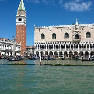 In Back To San Marco Tourist Apartment